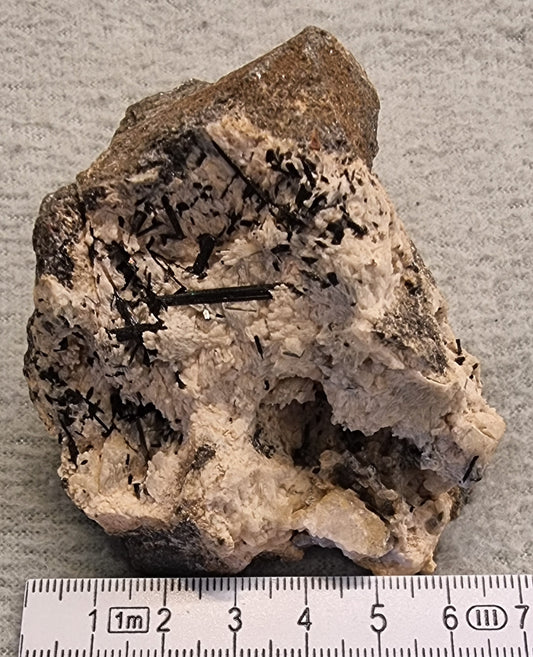 Sort turmalin (Schorl) på lys mineralmatriks – rå mineralprøve