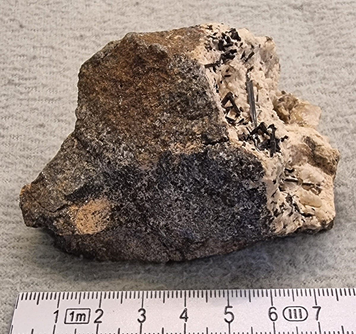 Sort turmalin (Schorl) på lys mineralmatriks – rå mineralprøve