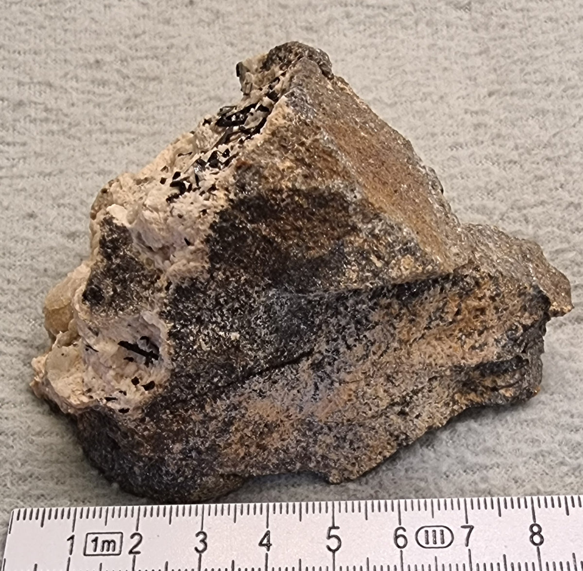 Sort turmalin (Schorl) på lys mineralmatriks – rå mineralprøve