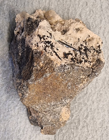 Sort turmalin (Schorl) på lys mineralmatriks – rå mineralprøve