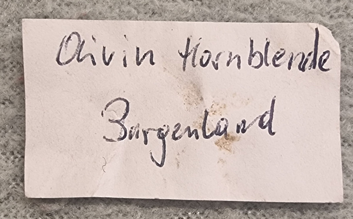 🪨 Olivin i hornblenditt – Bergenland, Norge
