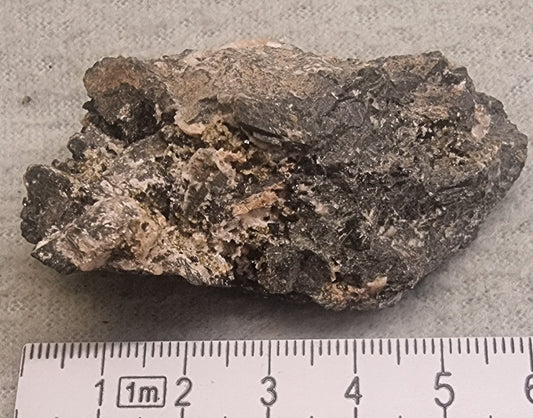 Vesuvianitt – Váhcanjokh, Gråtådalen, Beiarn, Nordland