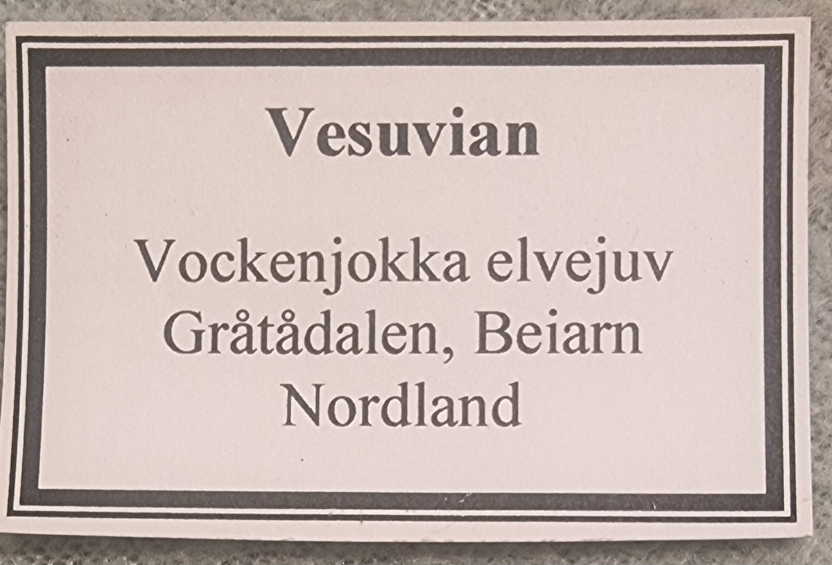 Vesuvianitt – Váhcanjokh, Gråtådalen, Beiarn, Nordland