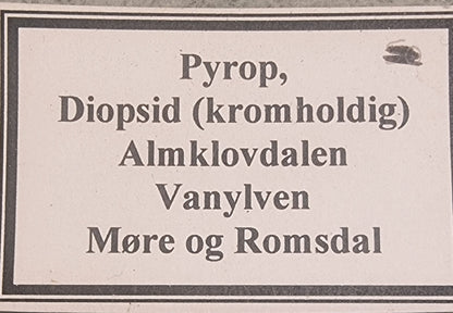 Pyrop i kromholdig diopsid – Almklovdalen, Norge