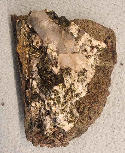 💎 Granat med epidot – Huelva, Spania