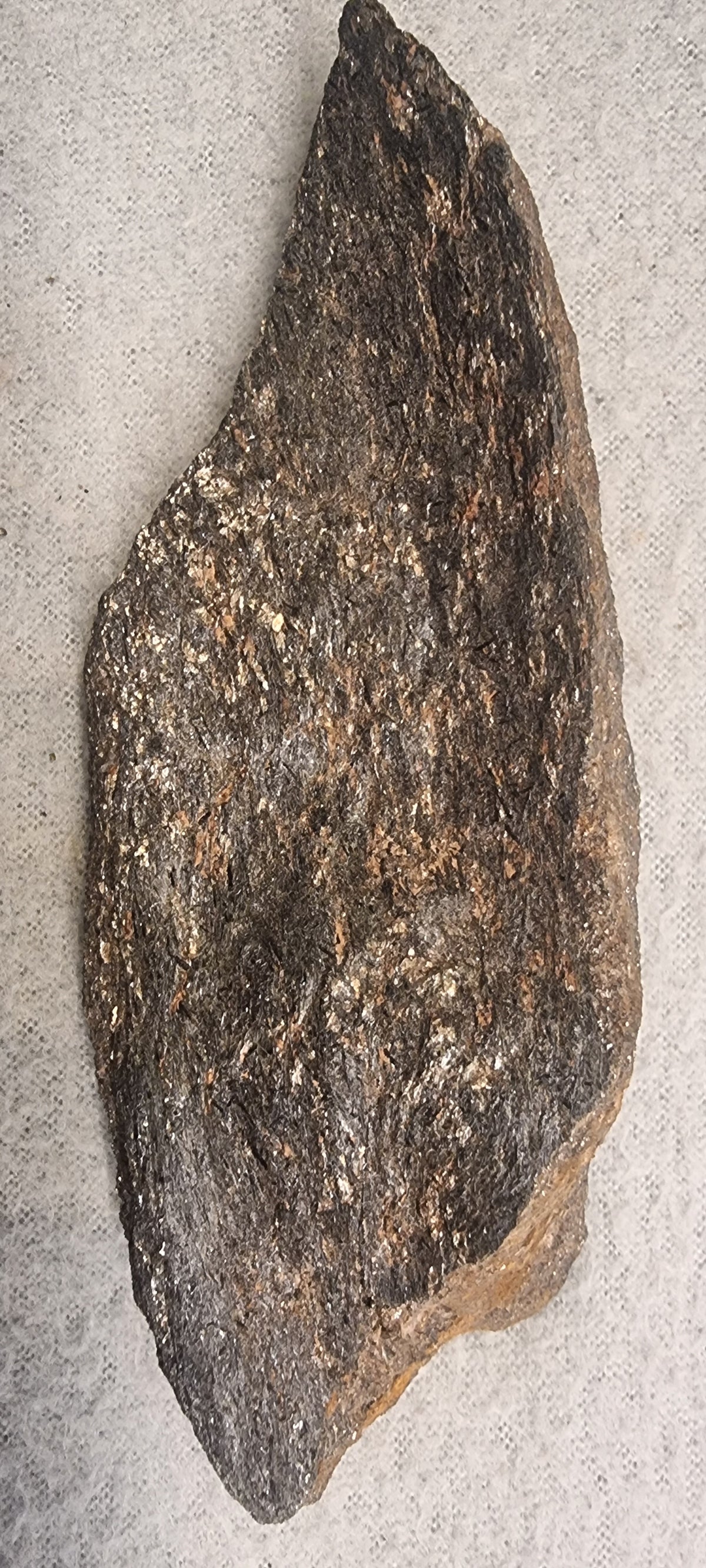Bronzitt – stor rå mineralprøve