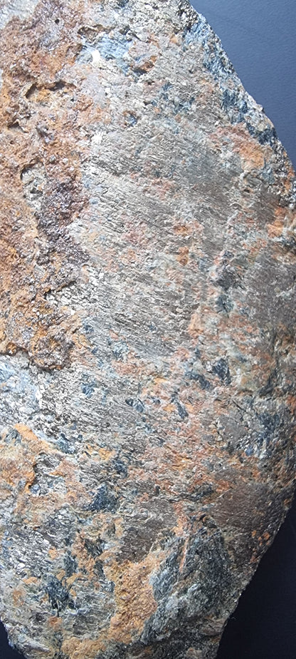 Bronzitt – stor rå mineralprøve