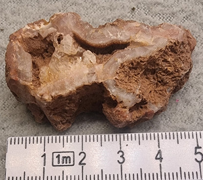 🛍️ Agat/kalsedon med kvartsdruse – rå mineralprøve