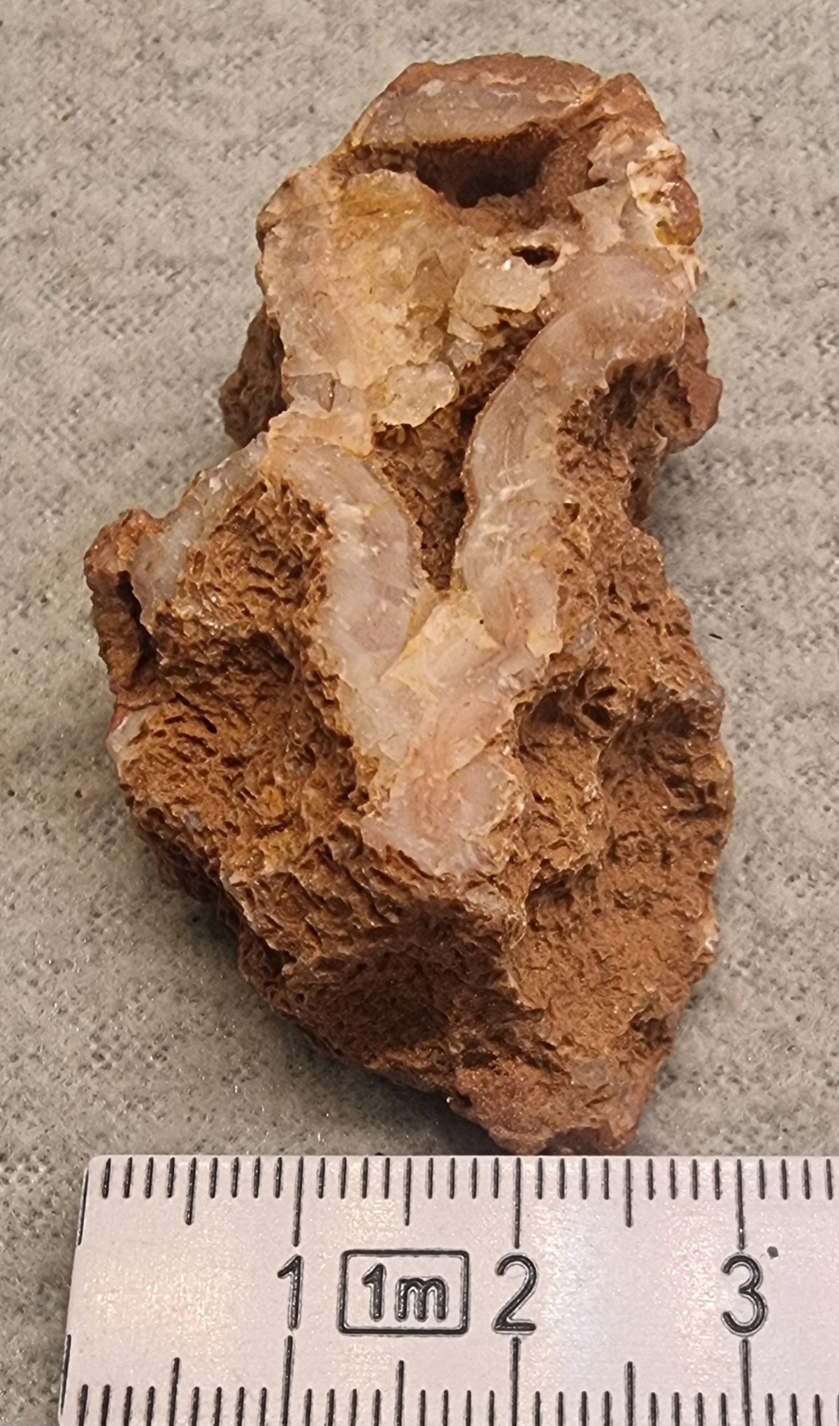 🛍️ Agat/kalsedon med kvartsdruse – rå mineralprøve