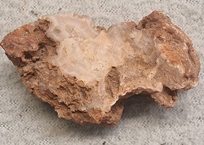 🛍️ Agat/kalsedon med kvartsdruse – rå mineralprøve