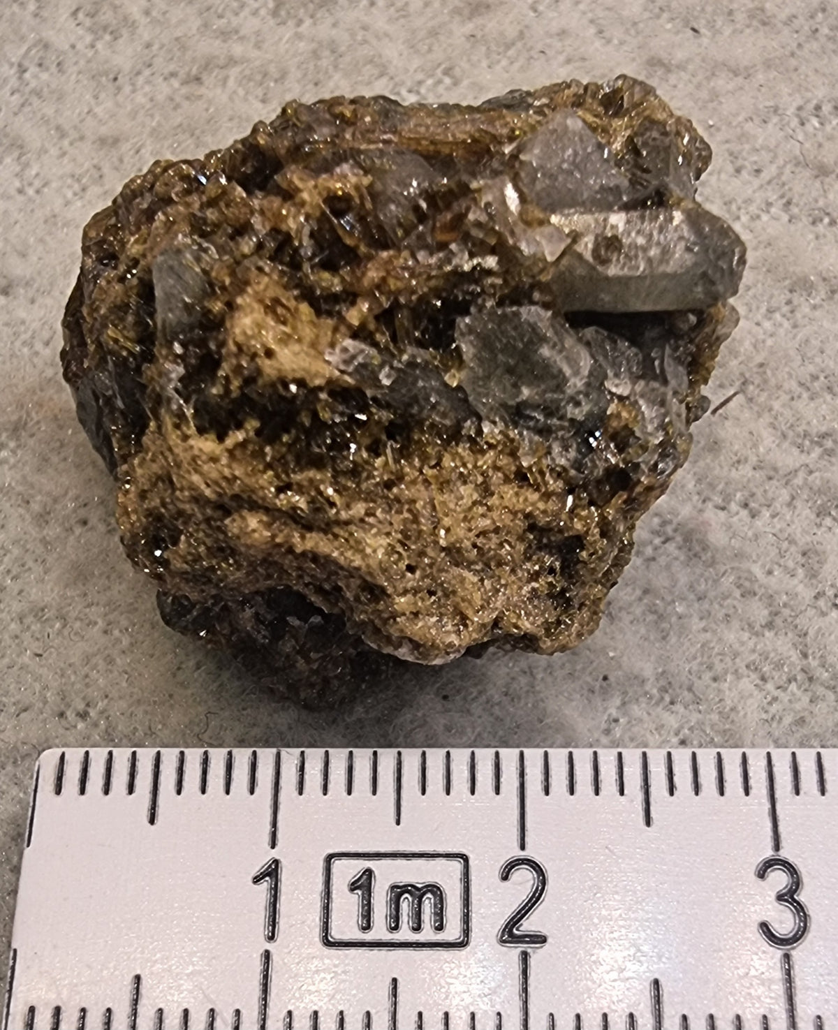 🪨 Epidot med ledsagermineraler – naturlig krystallgruppe