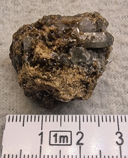 🪨 Epidot med ledsagermineraler – naturlig krystallgruppe