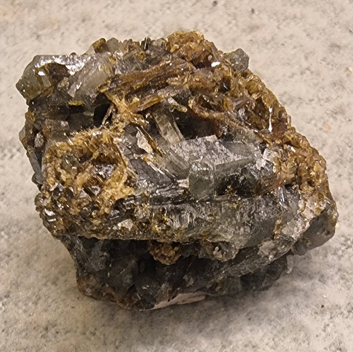 🪨 Epidot med ledsagermineraler – naturlig krystallgruppe