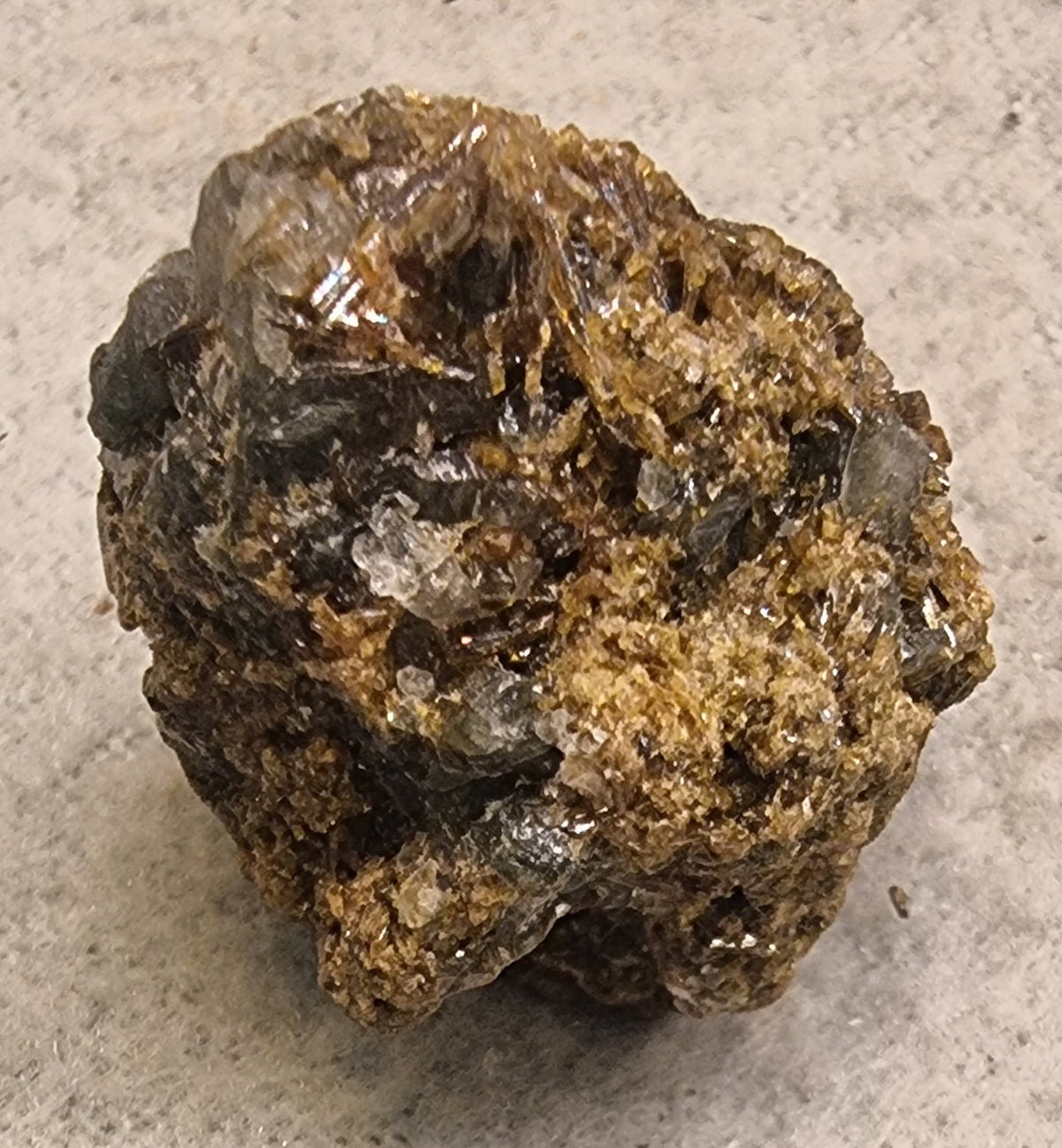 🪨 Epidot med ledsagermineraler – naturlig krystallgruppe