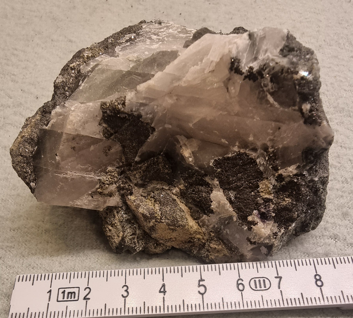 ⚒️ KALSITT MED SULFIDMINERALER – RÅ MINERALPRØVE