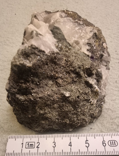⚒️ KALSITT MED SULFIDMINERALER – RÅ MINERALPRØVE