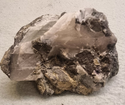 ⚒️ KALSITT MED SULFIDMINERALER – RÅ MINERALPRØVE