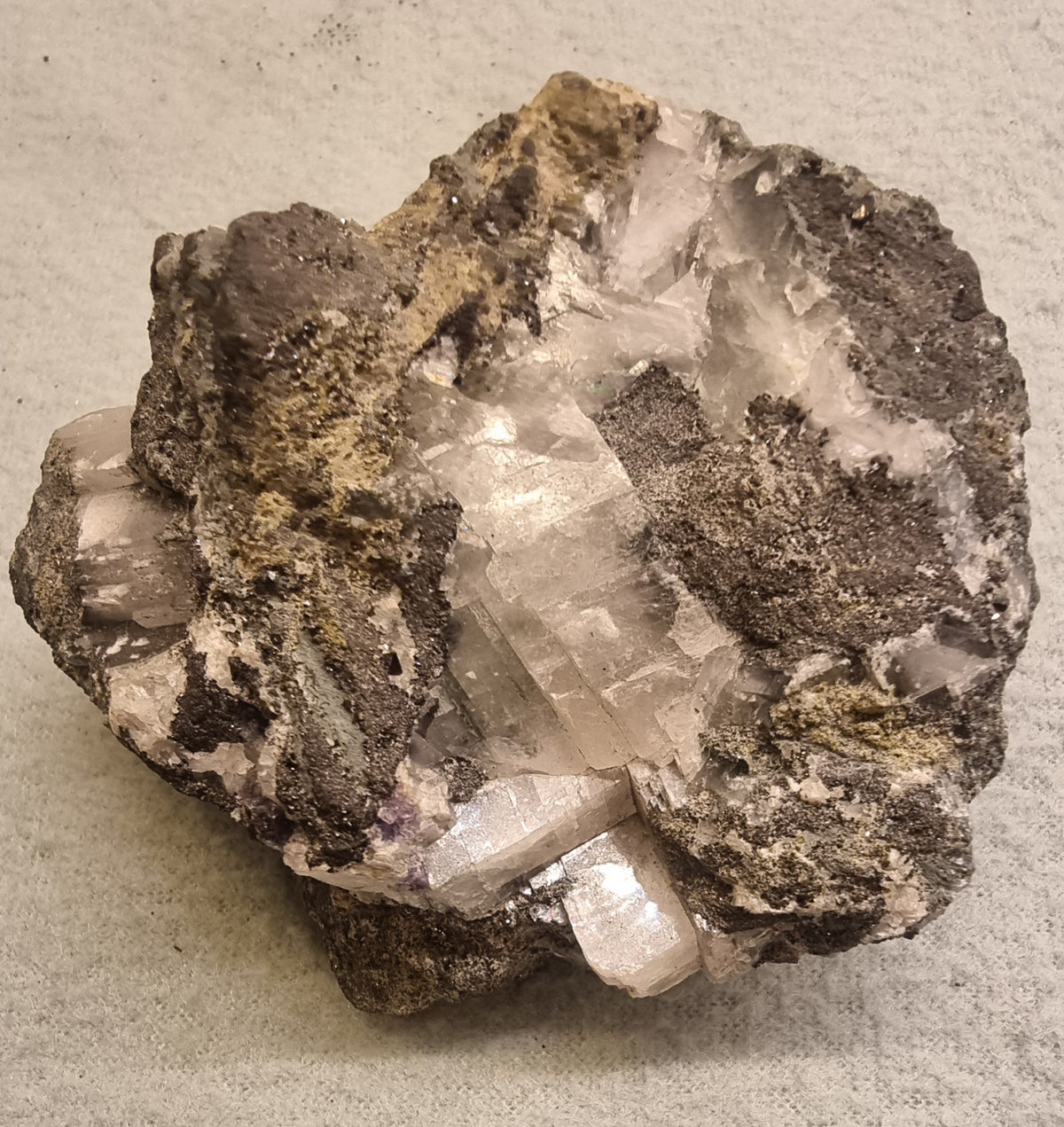 ⚒️ KALSITT MED SULFIDMINERALER – RÅ MINERALPRØVE