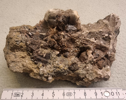 KALKSPAT MED MØRKE MINERALER – NORDLAND, NORGE