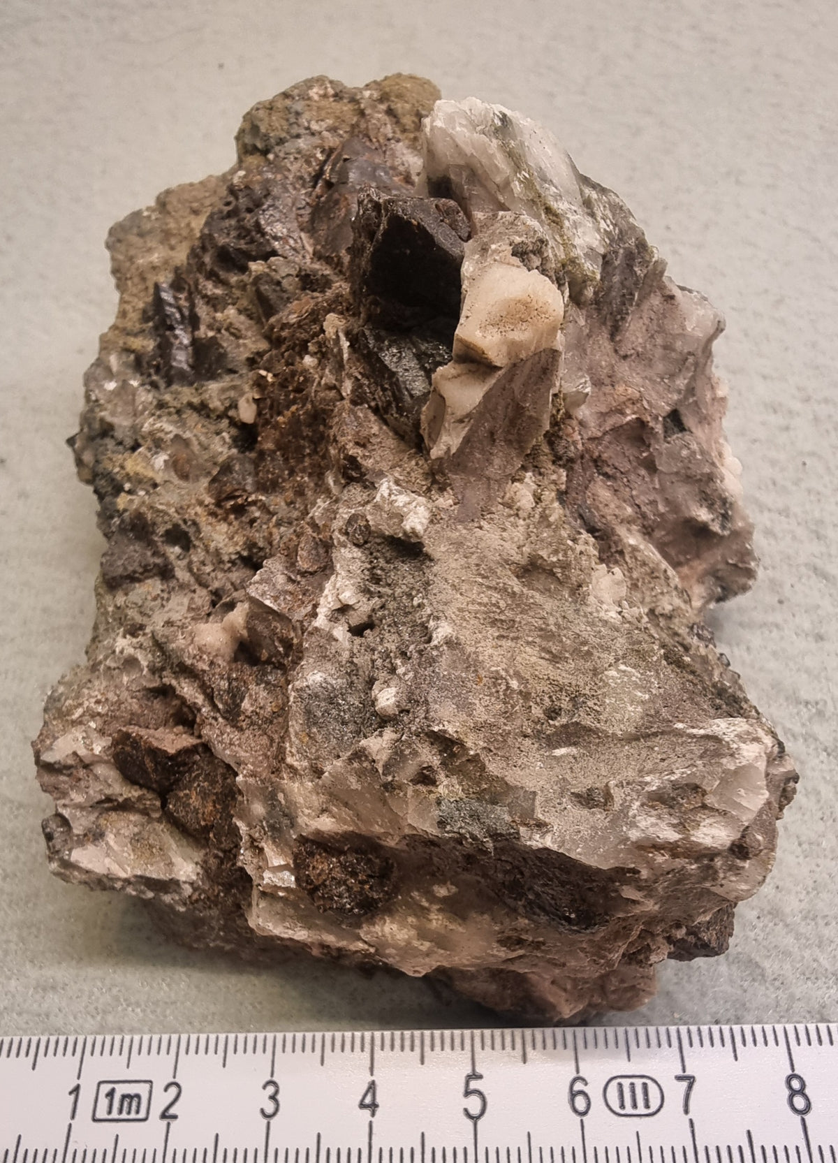 KALKSPAT MED MØRKE MINERALER – NORDLAND, NORGE