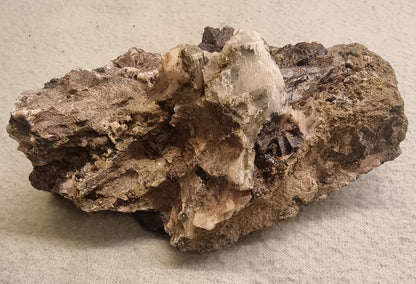 KALKSPAT MED MØRKE MINERALER – NORDLAND, NORGE