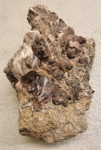 KALKSPAT MED MØRKE MINERALER – NORDLAND, NORGE