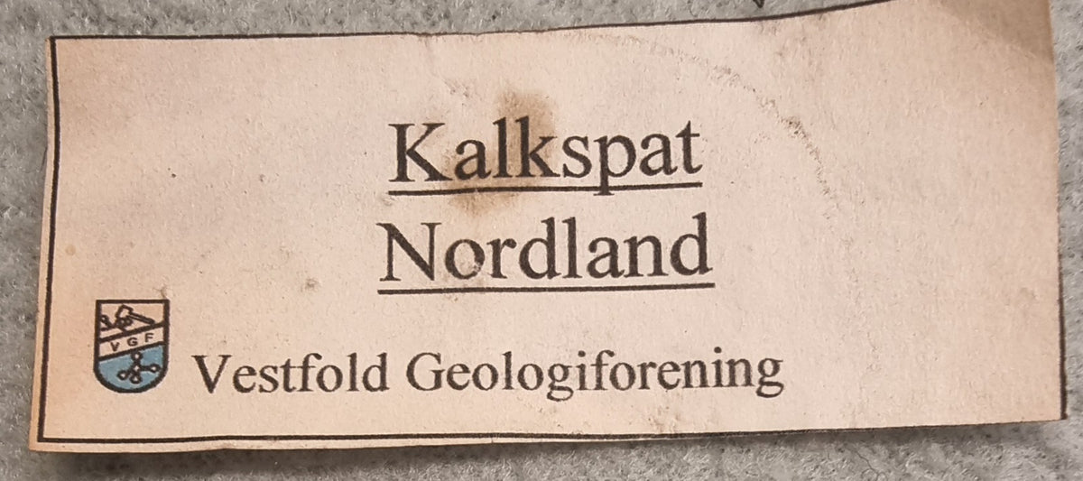 KALKSPAT MED MØRKE MINERALER – NORDLAND, NORGE
