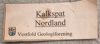 KALKSPAT MED MØRKE MINERALER – NORDLAND, NORGE