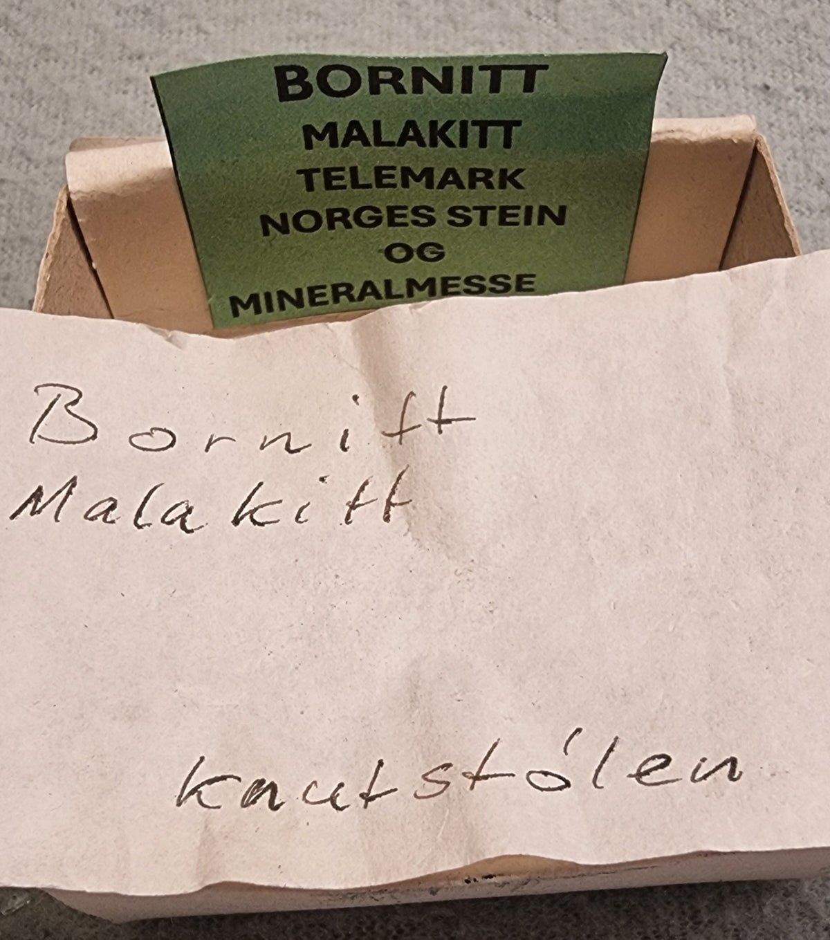 BORNITT MED MALAKITT OG KALKSPAT – KNUTSTØLEN, TELEMARK