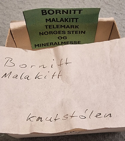 BORNITT MED MALAKITT OG KALKSPAT – KNUTSTØLEN, TELEMARK
