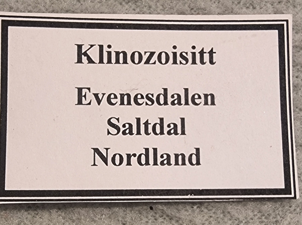 KLINOZOISITT MED KALSITT – EVENESDALEN, SALTDAL