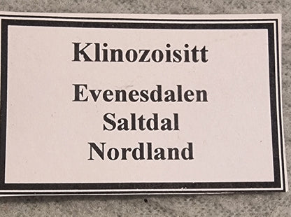 KLINOZOISITT MED KALSITT – EVENESDALEN, SALTDAL