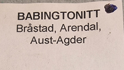 BABINGTONITT PÅ KALSITT – BRÅSTAD, ARENDAL