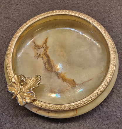 VINTAGE ASKEBEGER I ONYKSMARMOR MED DEKORATIV METALLKANT