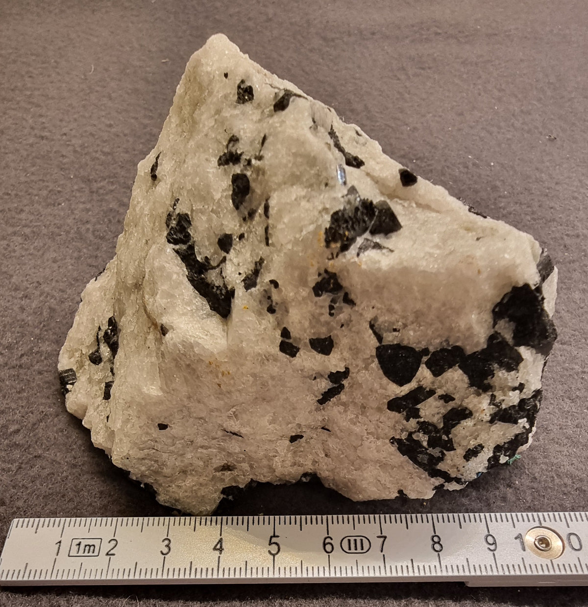 SCHORL I KVARTS- OG FELTSPATMATRISE