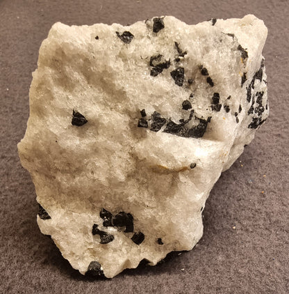 SCHORL I KVARTS- OG FELTSPATMATRISE
