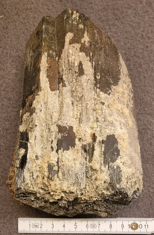 HYALITT-OPAL PÅ SVART TURMALIN – ERONGO, NAMIBIA