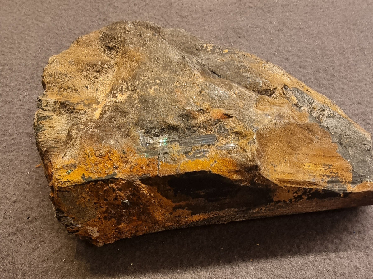 HYALITT-OPAL PÅ SVART TURMALIN – ERONGO, NAMIBIA