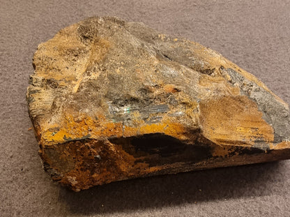 HYALITT-OPAL PÅ SVART TURMALIN – ERONGO, NAMIBIA