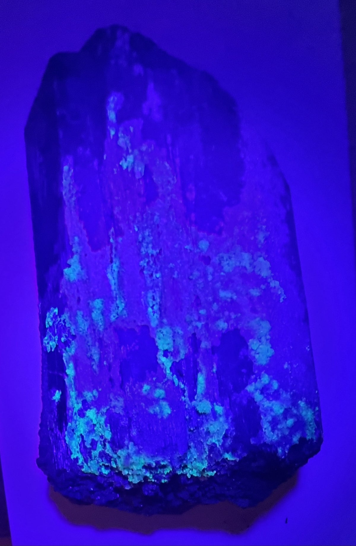 HYALITT-OPAL PÅ SVART TURMALIN – ERONGO, NAMIBIA