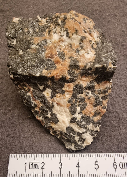 Franklinitt med fluorescerende willemitt – Franklin Mine, New Jersey