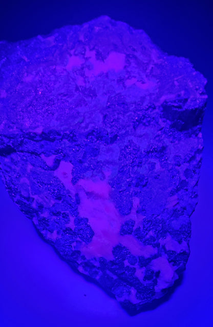 Franklinitt med fluorescerende willemitt – Franklin Mine, New Jersey