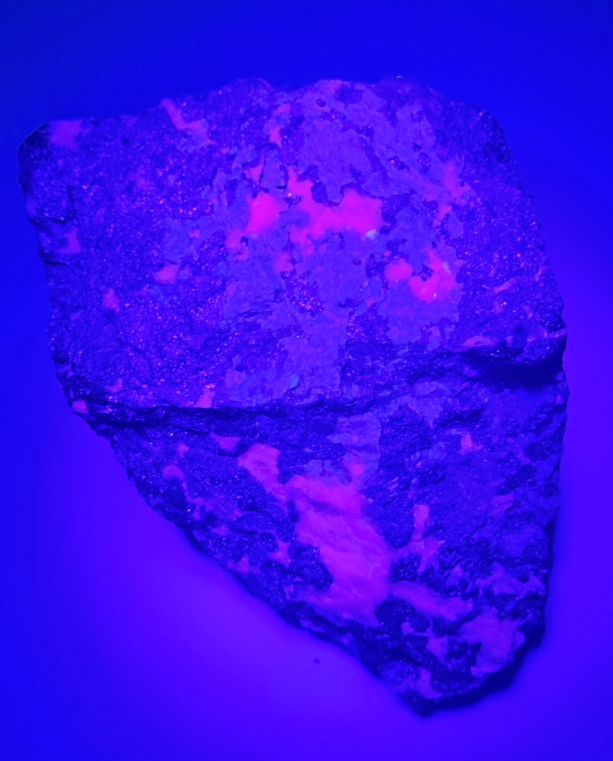 Franklinitt med fluorescerende willemitt – Franklin Mine, New Jersey