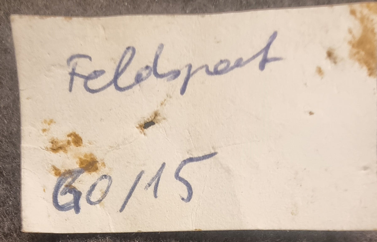 Feltspat – stort krystallstykke med jernoksider