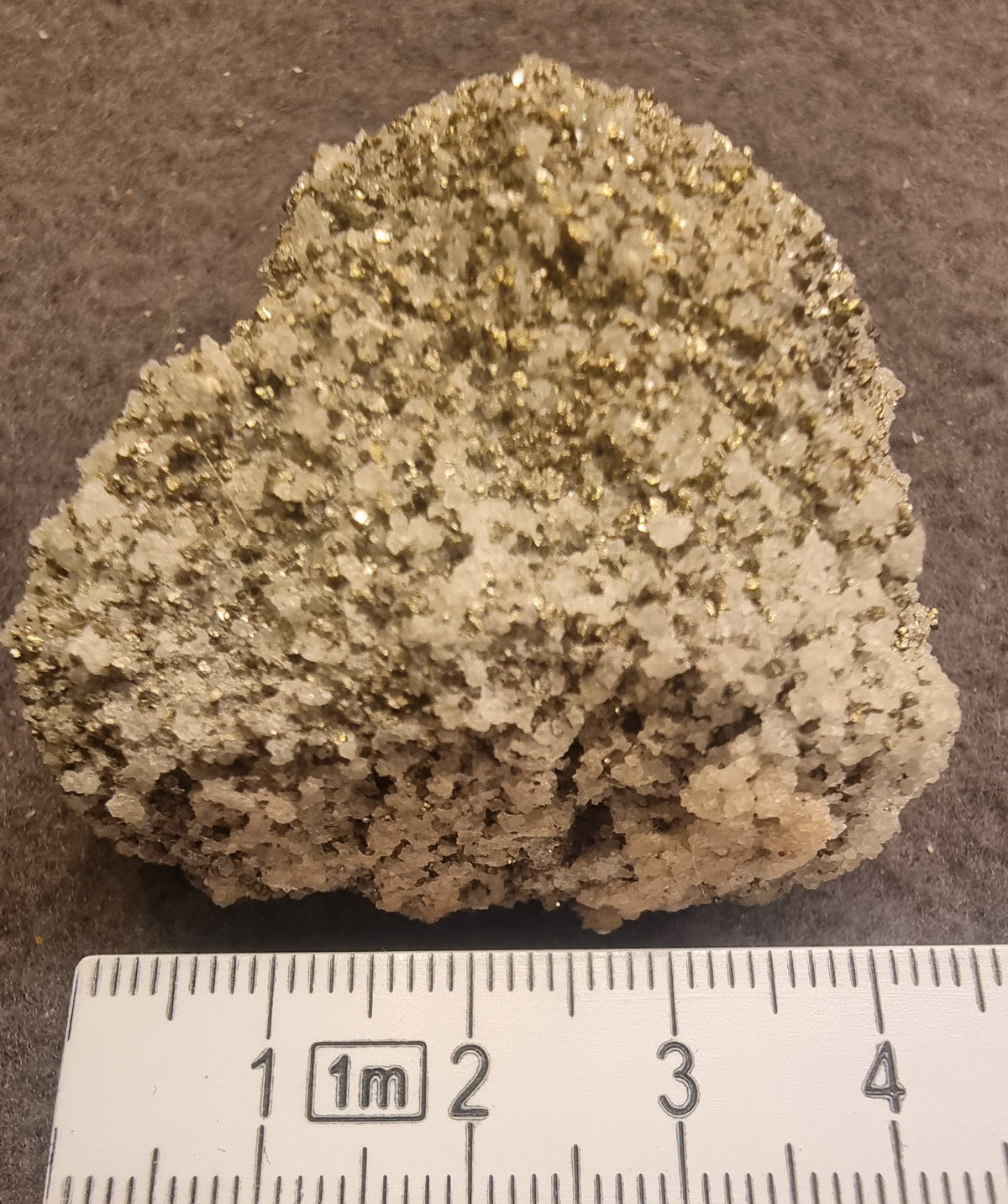Pyritt med lyse krystaller – ca. 4–5 cm