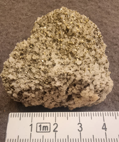 Pyritt med lyse krystaller – ca. 4–5 cm