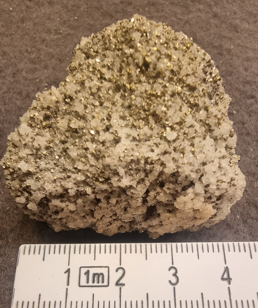 Pyritt med lyse krystaller – ca. 4–5 cm