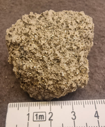 Pyritt med lyse krystaller – ca. 4–5 cm