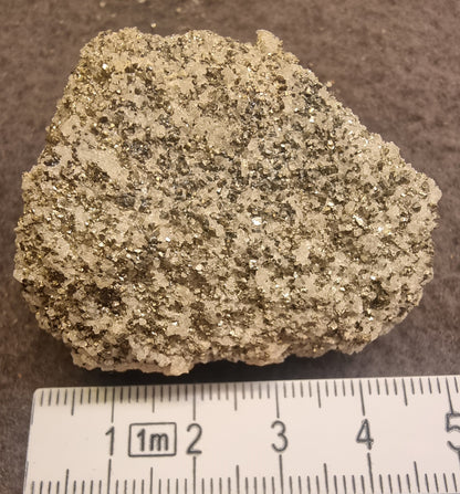 Pyritt med lyse krystaller – ca. 4–5 cm