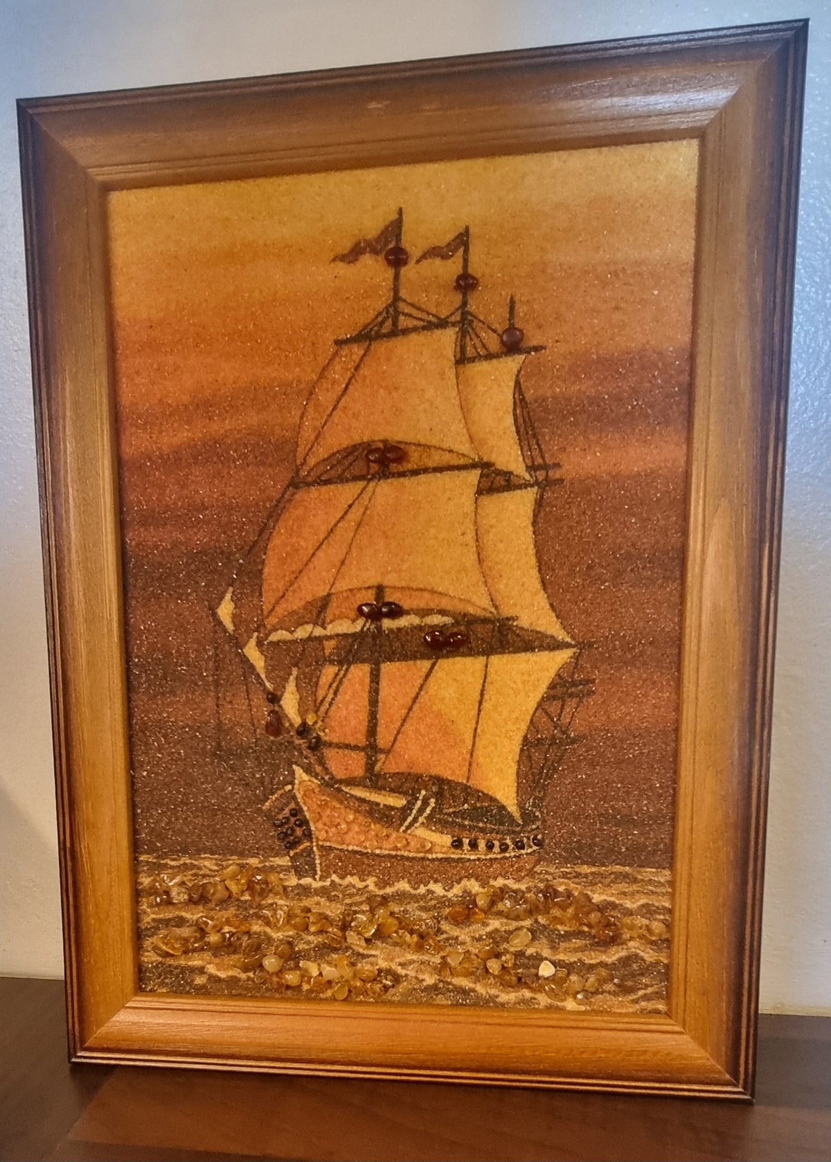 Håndlaget veggbilde med ekte baltisk rav – seilskip – 27 × 35 cm